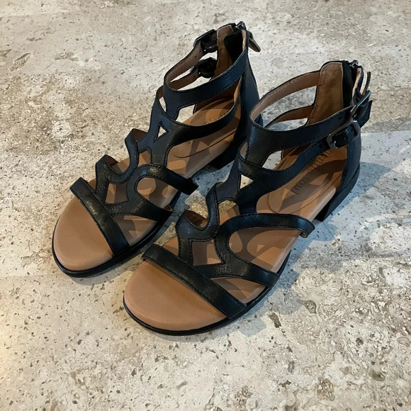 NWOB Gentle Souls by Kenneth Cole Women's Hallie Flat Black Leather Sandals 7.5 - Picture 7 of 12